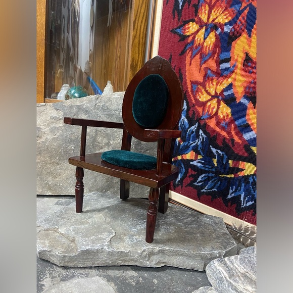 Regal Mini Throne Doll Chair or Plant Holder - Picture 13 of 15